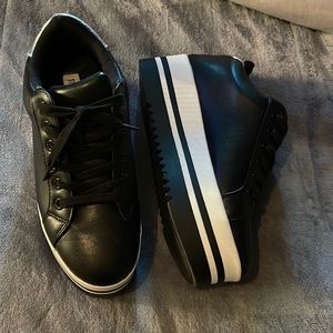 Steve Madden Size 7 1/2 platform sneakers black and white slight imperfections